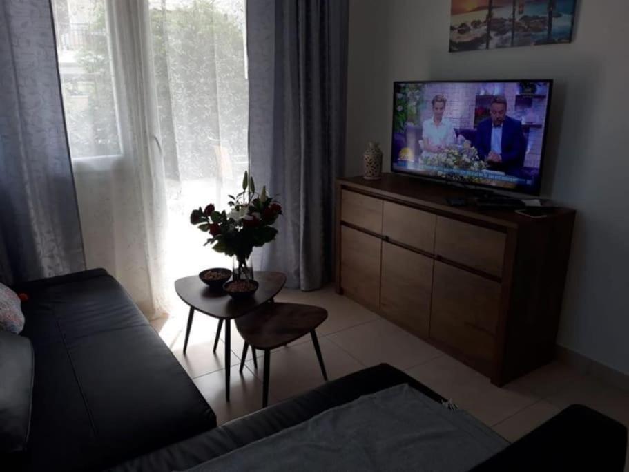 Renovated Apartment With Garden And Parking Space Peraía Esterno foto